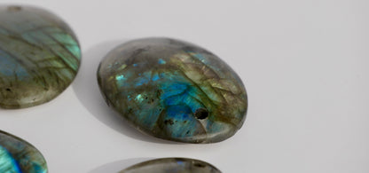 Labradorite trouée