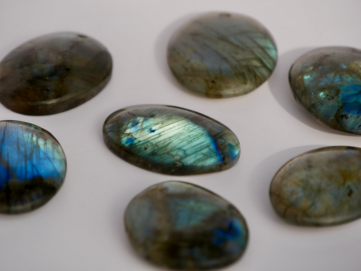 Labradorite trouée