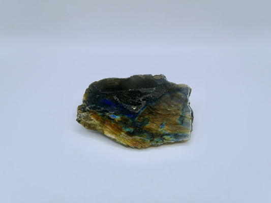 Labradorite semi-polie, semi-brute