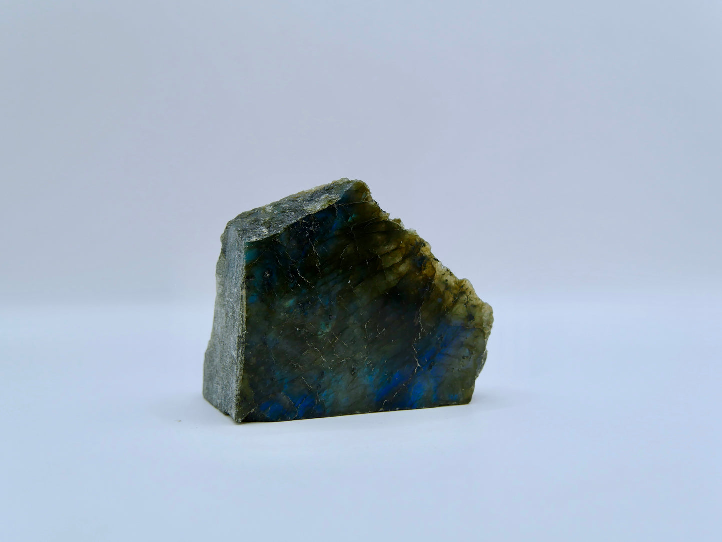 Labradorite semi-polie, semi-brute