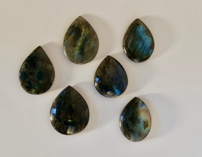 Labradorite trouée