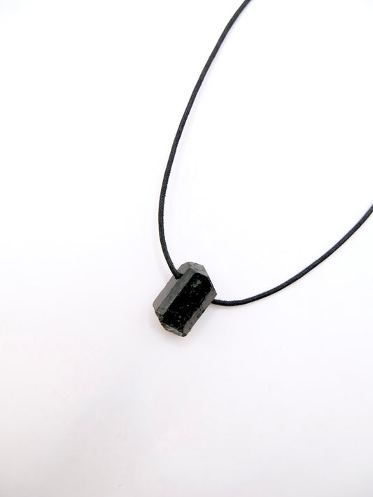 Tourmaline noire brute trouée